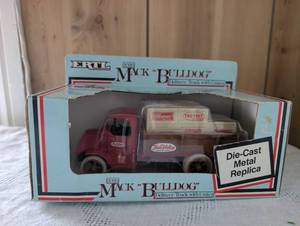 lot 1807 image: ERTL 1926 Mack Bulldog Delivery Truck with Crates Die-Cast Model 9105