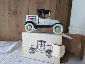 lot 1901 image: Champion 1918 Runabout Model T Ford Die-Cast Car Bank