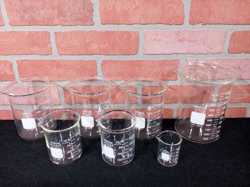 lot 1 image: Pyrex Griffin Low Form Graduated Beaker Set