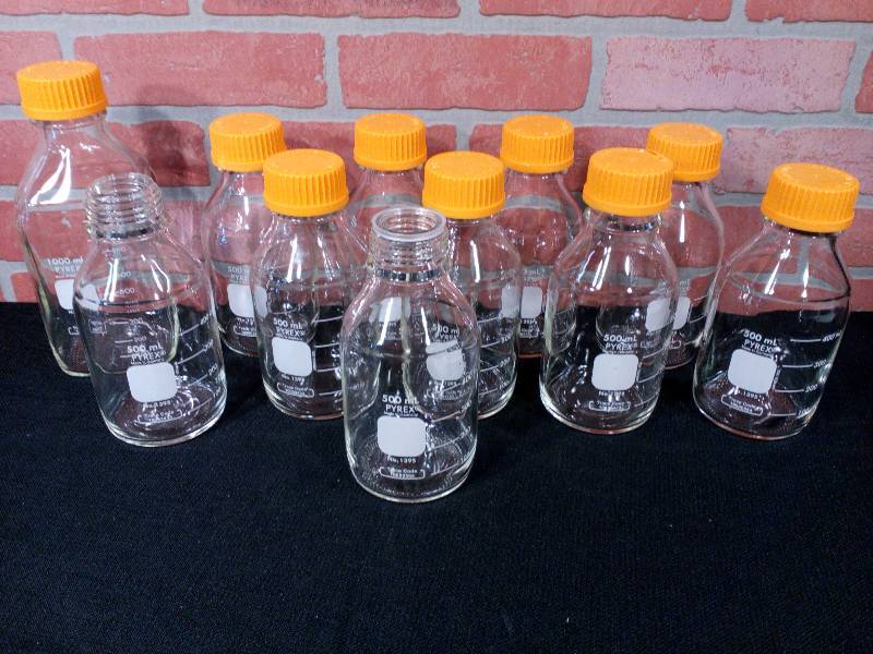 lot 3 image: Pyrex Round Media Storage Bottles 500ml & 1,000ml