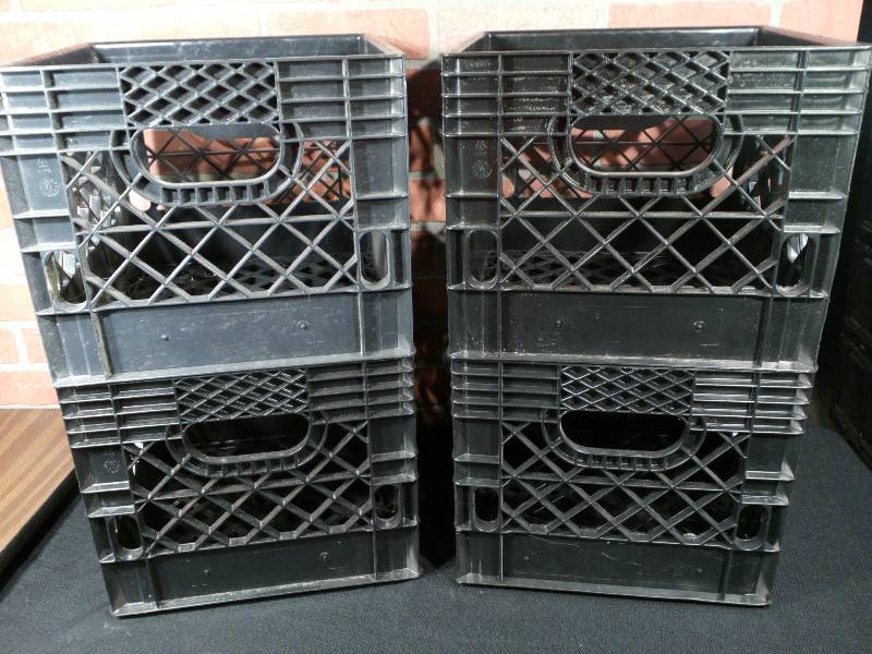 lot 5 image: Miller Manufacturing Co. 16 Qt Dairy Crates
