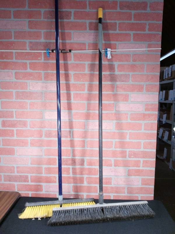 lot 137 image: Push Brooms