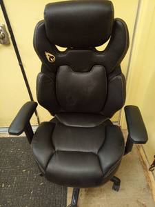 lot 1125 image: DPS Gaming Chair with Flame Logo Black - Retail $150
