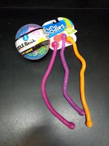 lot 2140 image: Noodle Ball and Fundles Stretchy Sensory Toy Set - Retail $12
