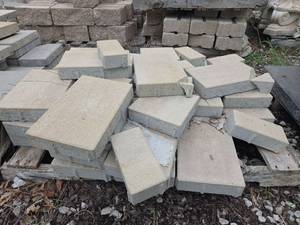 lot 24932 image: Pallet of Concrete Paving Stones