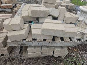 lot 24937 image: Pallet Concrete Retaining Wall Blocks