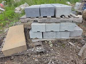 lot 24947 image: Pallet of Concrete Stone Blocks