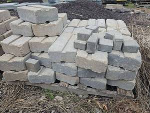 lot 24949 image: Pallet Concrete Retaining Wall Blocks