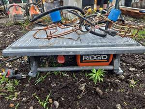 lot 24962 image: RIDGID R4021 7-inch Tile Saw with Stand and Accessories