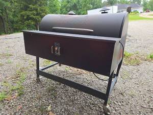 lot 24971 image: Traeger Pellet Grill with Digital Temperature Control