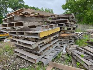 lot 24987 image: Lot of 20 Wooden Shipping Pallets Lot