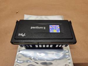 lot 36 image: Intel Pentium II Processor with Heatsink and Hologram