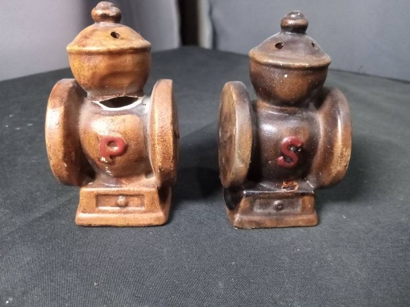 lot 40817 image: Ceramic Lantern Salt and Pepper Shaker Set