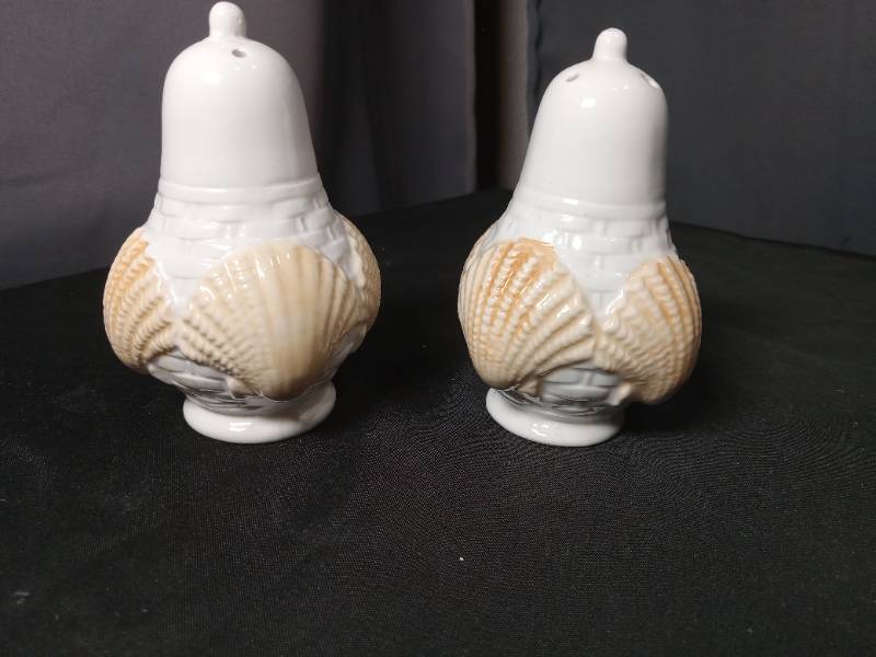 lot 40828 image: Ceramic Seashell Salt and Pepper Shakers Set
