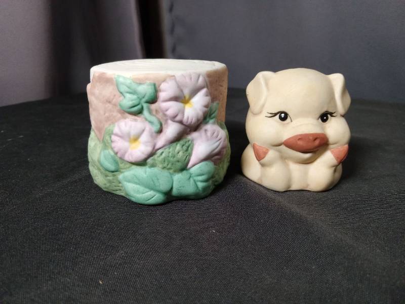 lot 40804 image: Ceramic Pig Salt and Pepper Shaker Set with Floral Design