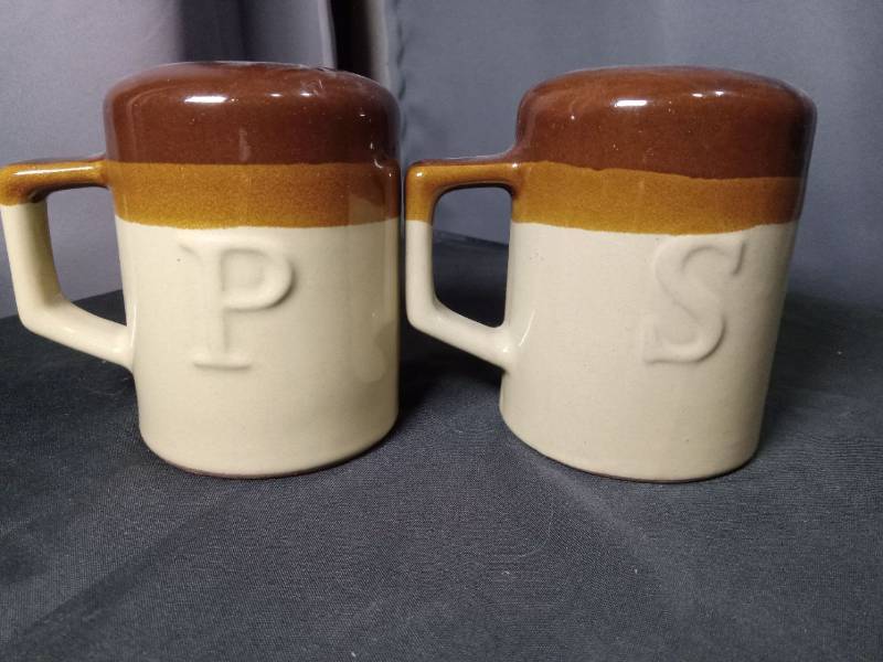 lot 40805 image: Stoneware Salt and Pepper Shaker Set