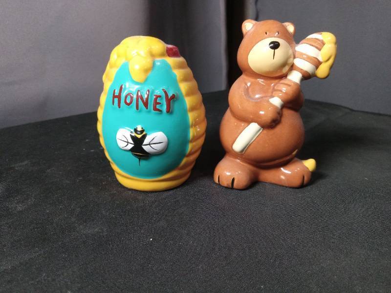 lot 40825 image: Honey Pot and Bear Salt and Pepper Shakers