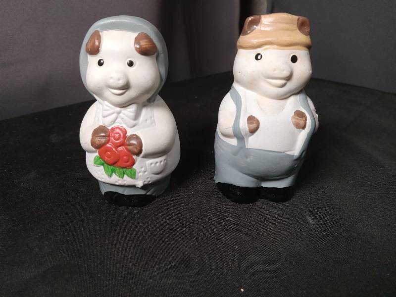 lot 40831 image: Ceramic Pig Salt and Pepper Shaker Set