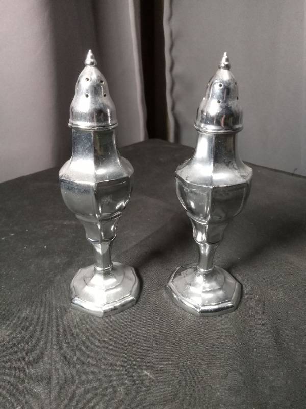 lot 40838 image: Sliver Salt and Pepper Shakers with Silver-Tone Tops