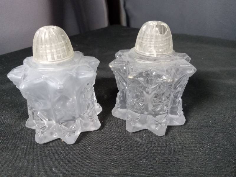 lot 40857 image: Crystal Glass Salt and Pepper Shakers Star Pattern Set