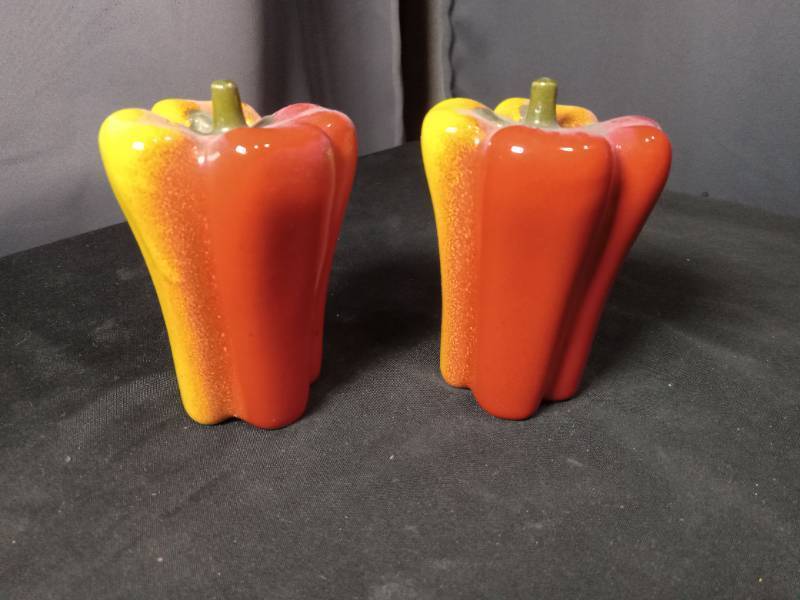 lot 40859 image: Ceramic Bell Pepper Salt and Pepper Shaker Set