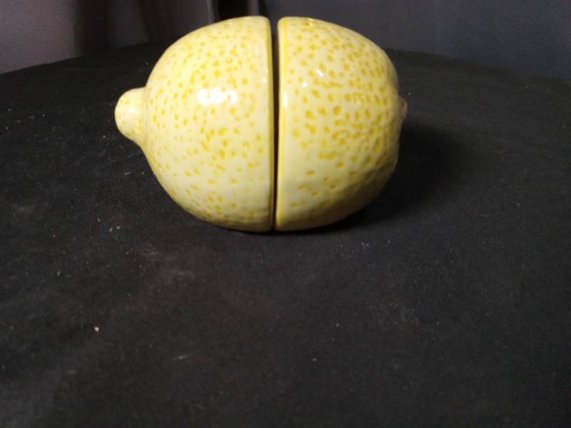 lot 40851 image: Ceramic Lemon Salt and Pepper Shaker Set