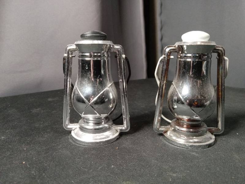 lot 40854 image: Sliver plastic Lantern Salt and Pepper Shaker Set