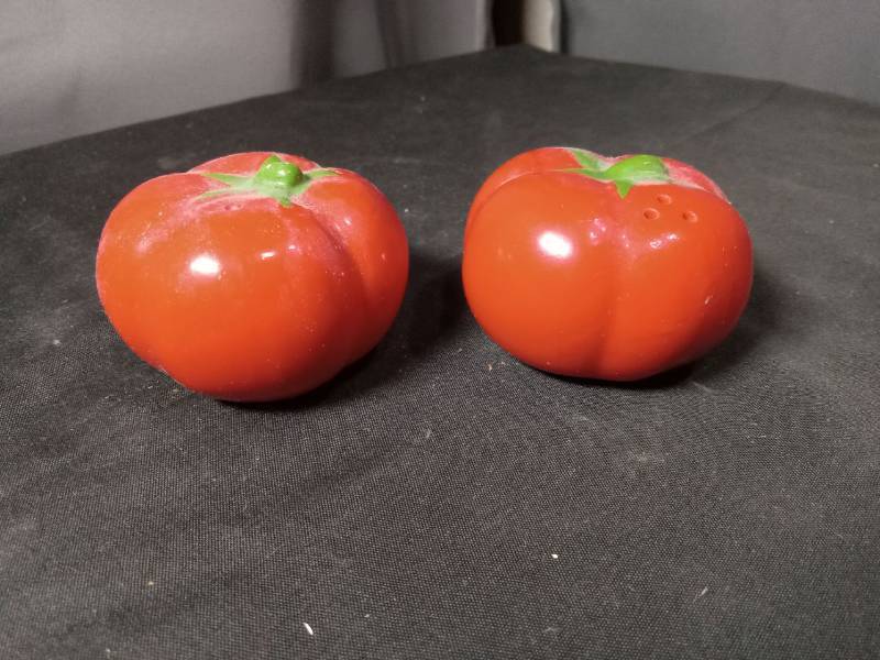 lot 40849 image: Ceramic Tomato Salt and Pepper Shaker Set