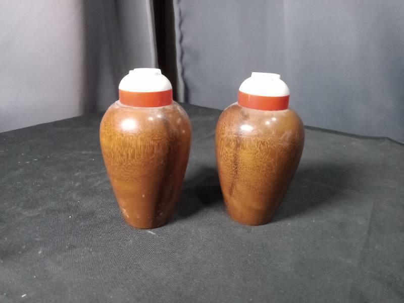lot 40833 image: Mid-Century Modern Salt and Pepper Shakers Set