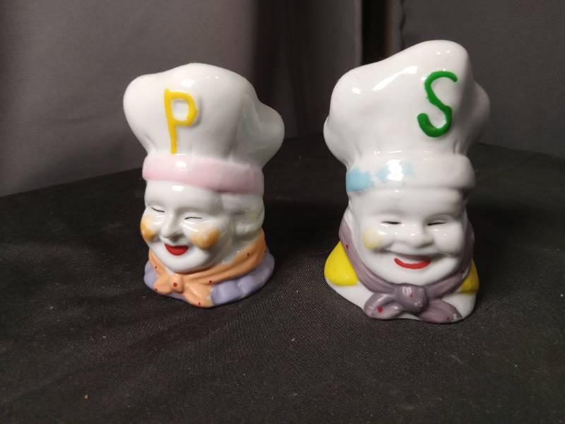 lot 40862 image: Chef Head Salt and Pepper Shakers Set