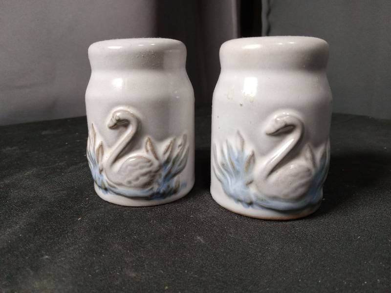 lot 40863 image: Swan Design Ceramic Salt and Pepper Shakers Set