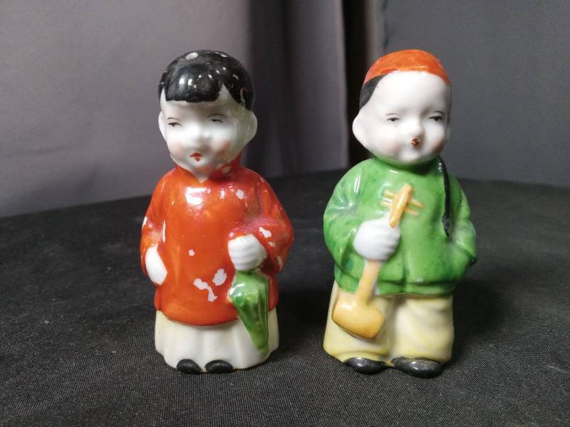 lot 40870 image: Ceramic Asian Figurine Salt and Pepper Shakers Set