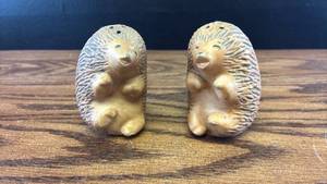 lot 5302 image: Ceramic Hedgehog Salt and Pepper Shakers Made in Korea