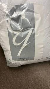 lot 5419 image: White Goose Feather Down Comforter King Size