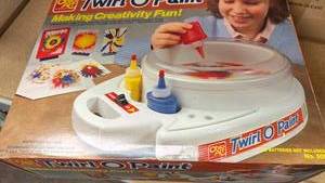 lot 5428 image: Ohio Art Twirl-O-Paint Creative Art Set
