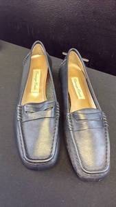 lot 5405 image: Carriage Court Annie Navy Leather Loafers Size 7M