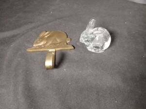 lot 40942 image: Ribbit Figurine Set with Brass and Crystal Pieces