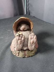 lot 40951 image: Decorative Rabbit Family Figurine with Walnut Shell
