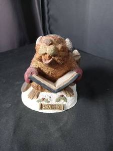 lot 40956 image: Wolfe Tracks Beverly Bear Reading Book Figurine