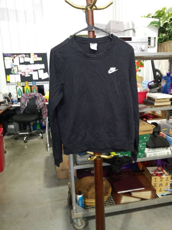 lot 1062 image: Nike Black Crew Neck Sweatshirt Size Small