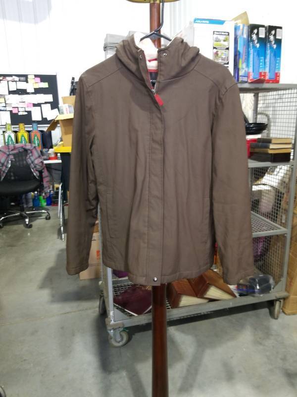 lot 1135 image: WeatherProof Garment Company Hooded Jacket Size M