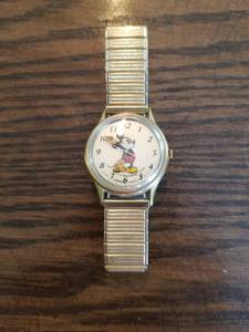 lot 2211 image: Disney Mickey Mouse Lorus Quartz Watch Gold Tone Metal Band