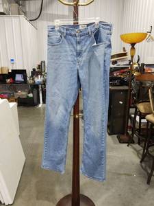 lot 3872 image: Levis Denizen 285 Relaxed Fit Blue Jeans Size 36 x 34