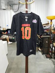 lot 3883 image: Kansas City Chiefs Jordan Pacheco #10 NFL Jersey Size XL Youth