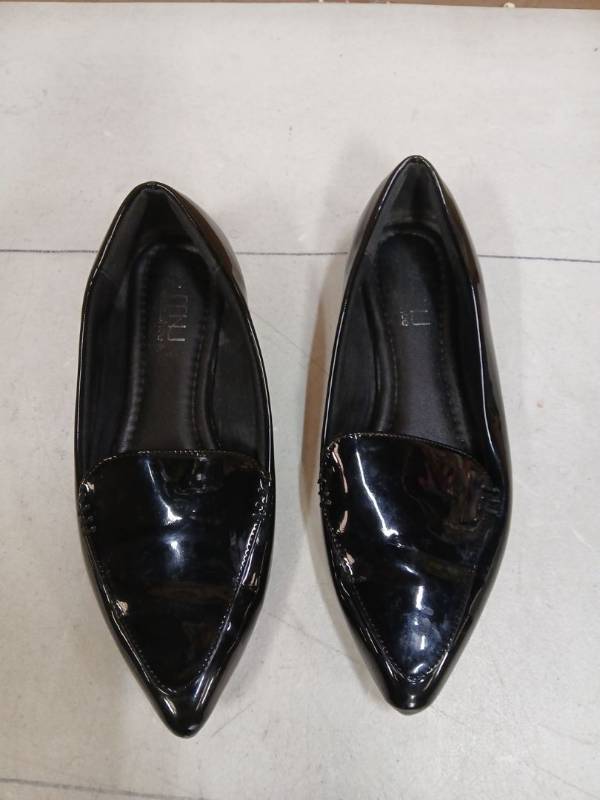 lot 33763 image: MUSSHOE Pointed Toe Flats for Women, Comfortable Business Casual Work Shoes, Slip On Loafers with Arch Support, Office Walking Flats for All Day Standing Black 7.5 (Pre Owned) - Retail $37