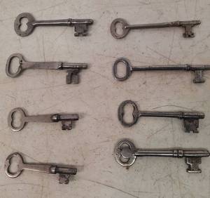 lot 12 image: 8 Antique Metal Skeleton Keys