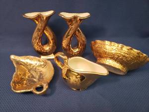 lot 22 image: Vintage 1950s-1960s American Bisque Company 22K Gold Glazed Weeping Gold Ceramic Ware - Vases are 7in Tall