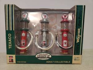 lot 43 image: 1999 TEXACO Edition of Wayne 1920s Gas Pumps #07268 - by Gearbox - 125 Scale Die-Cast - Unopened in Original Box