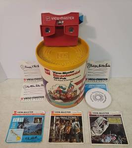 lot 49 image: Vintage 1975 Gaf View-Master Bicentennial Pak - in Original Canister - 8.25in T x 6.25in W