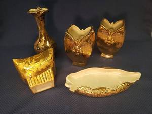 lot 85 image: Vintage 1950s-1960s Savoy 24K Gold Glazed Weeping Gold Ceramic Ware - Made in USA - Tallest Vase 8in Tall & Has Original Paper Sticker